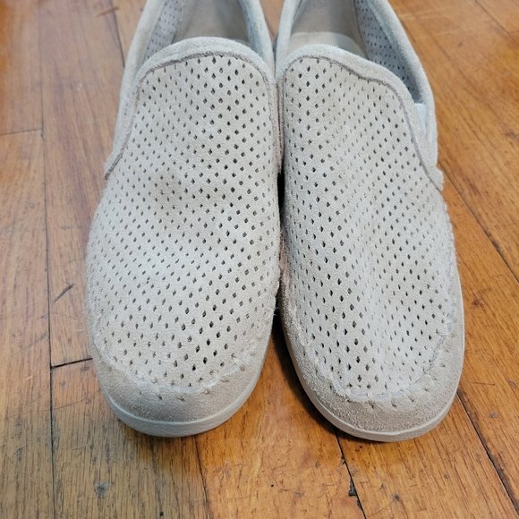 Minnetonka Pacific Beige Perforated Suede Slip On Casual Shoes Size 9.5 - Picture 2 of 7